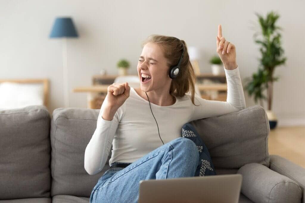 Sängerin nimmt Online Gesangsunterricht