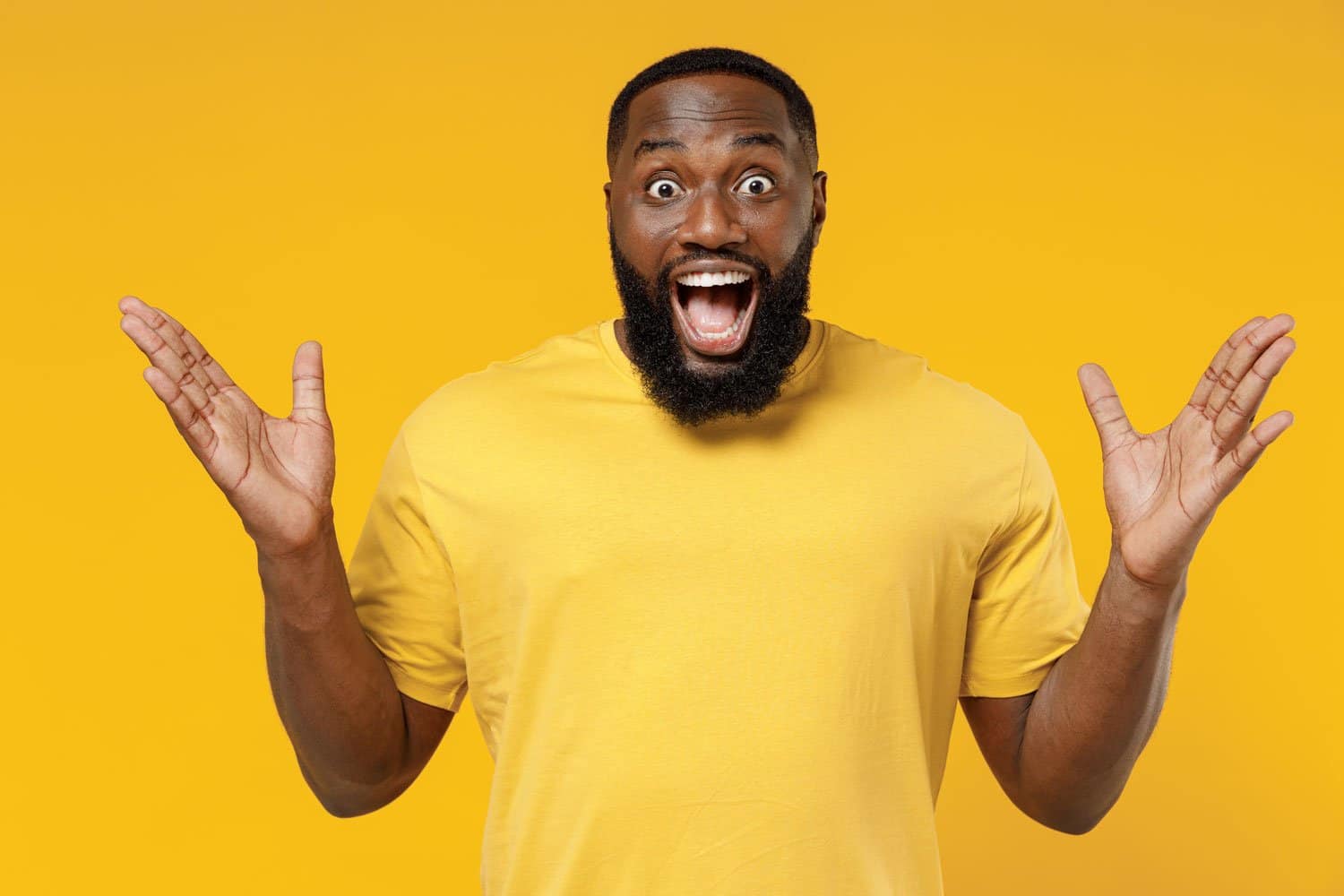 Person with yellow T-shirt behind orage background sings vowel A