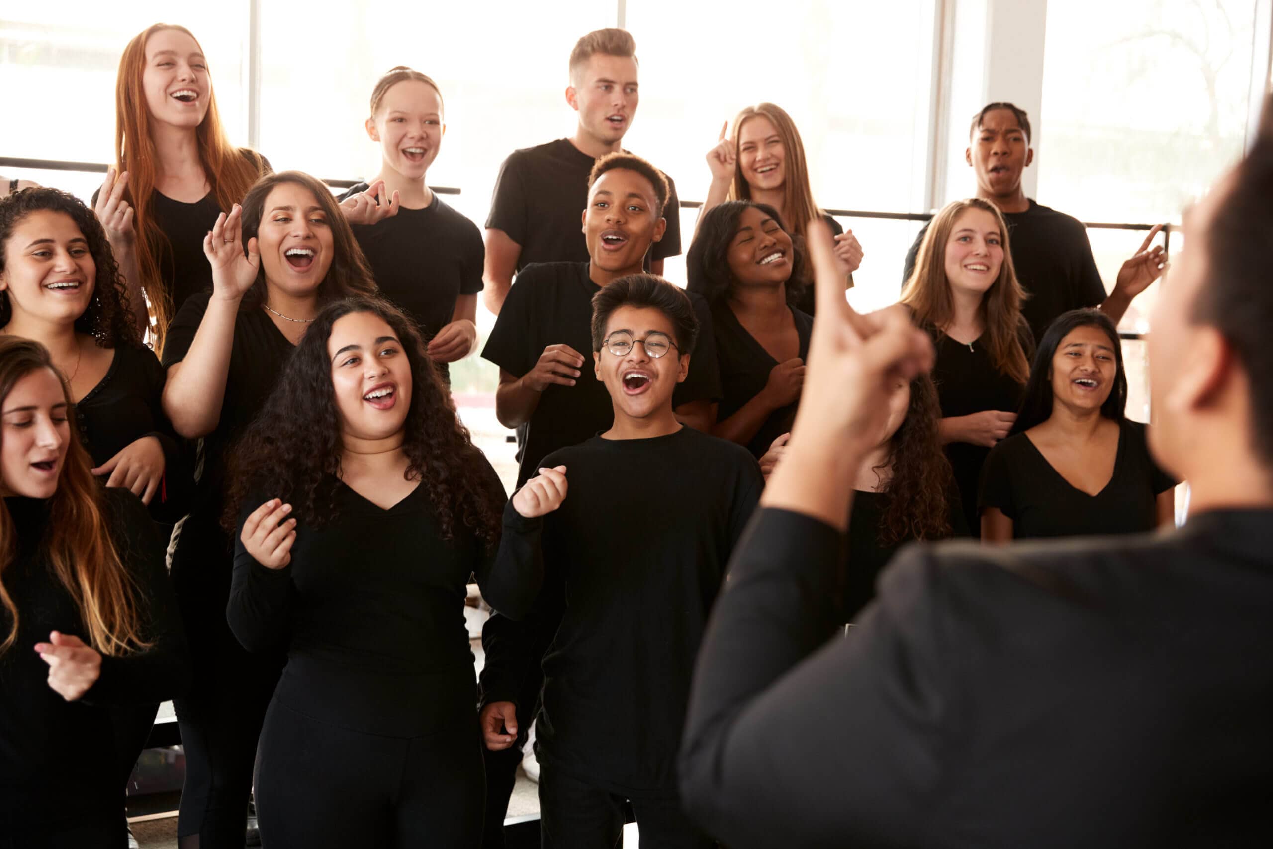 Glückliche personen am Singen