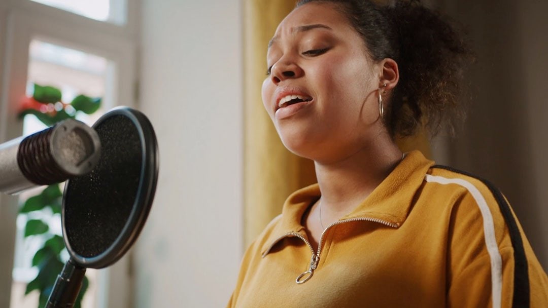 Pupils sing songs Video cover Pupil Louisa sings